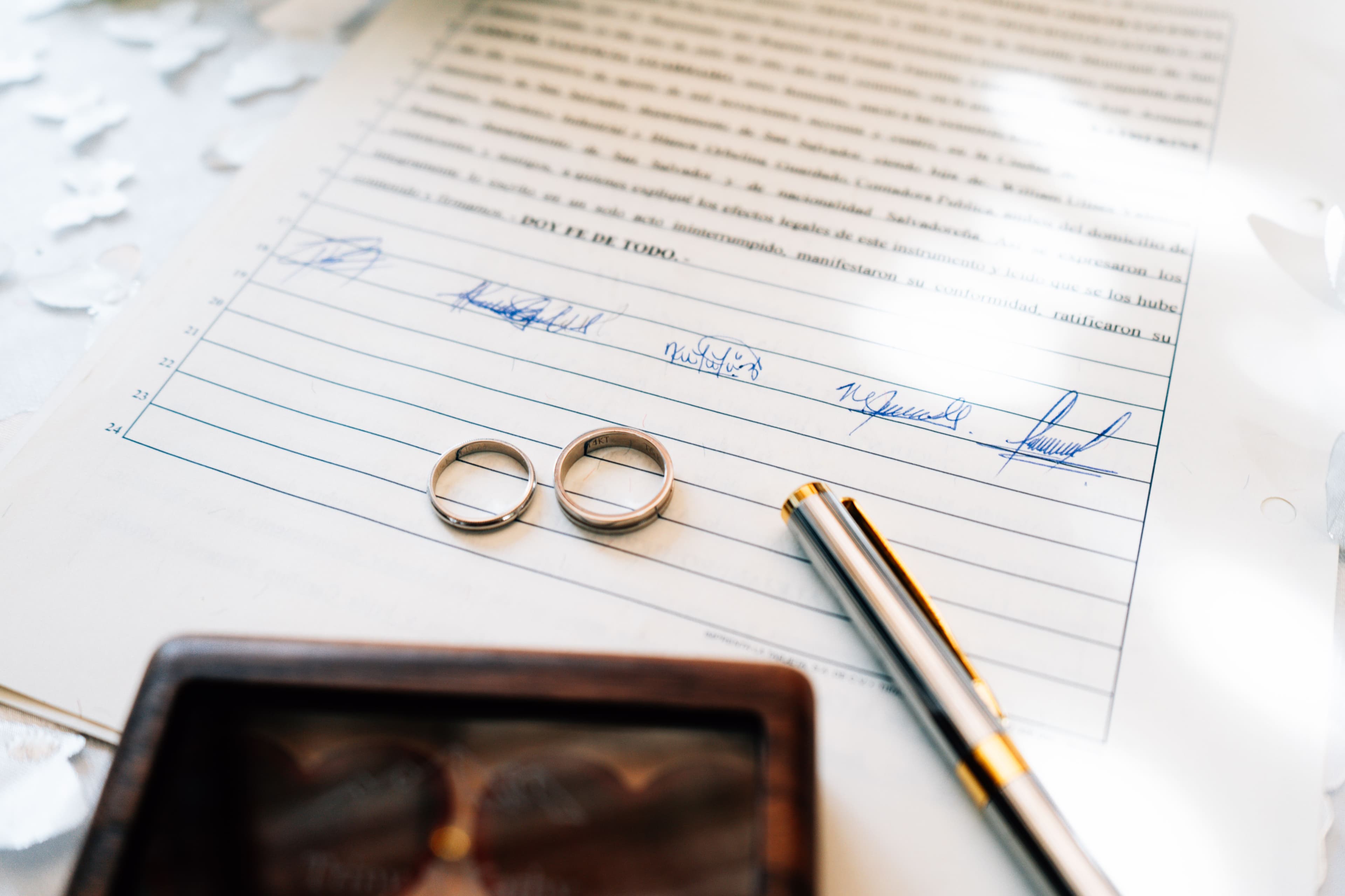 Anillos de boda sobre documentación pendiente a firmar